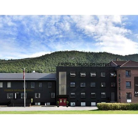 Froken Skjolds Hotel Lyngengarden Mosjøen Eksteriør billede